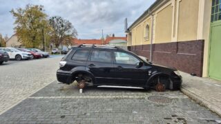 Wraki na parkingach - szpecą i zajmują miejsce