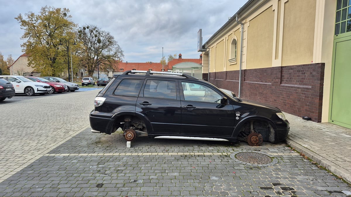 Wraki na parkingach - szpecą i zajmują miejsce 1 Wraki Na Parkingach - Szpecą I Zajmują Miejsce