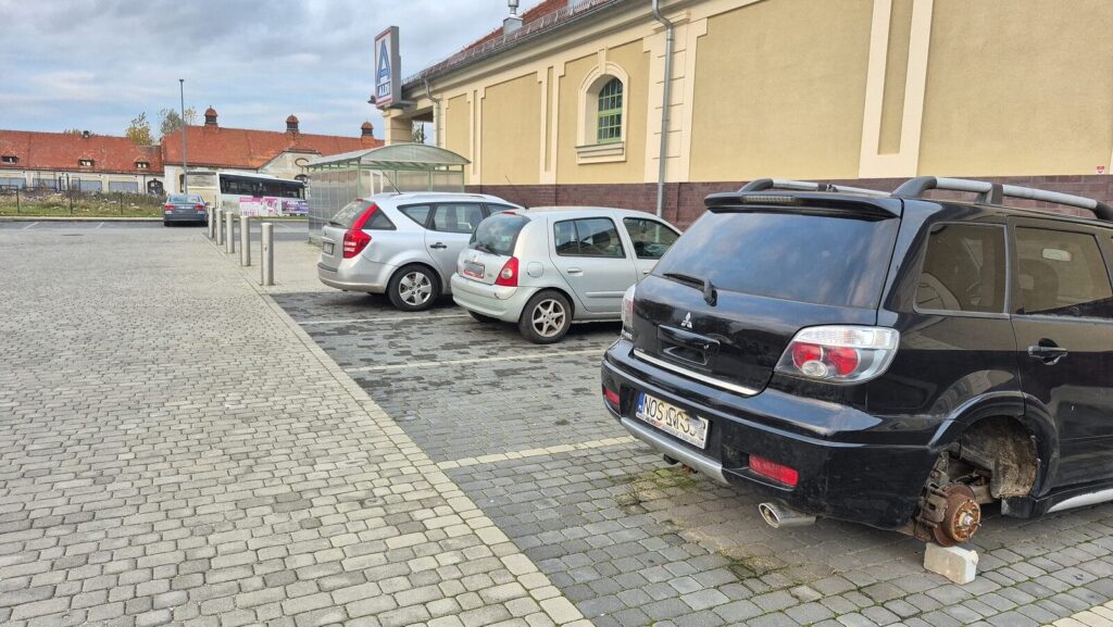 Wraki na parkingach - szpecą i zajmują miejsce 2 Wraki Na Parkingach - Szpecą I Zajmują Miejsce