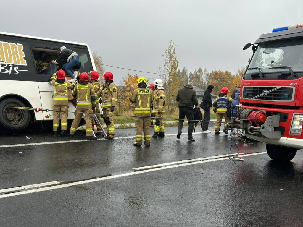 REGION: Wypadek autobusu i osobówki pod Barczewem. Długa akcja strażaków 14 Wypadek Autobusu I Osobówki Pod Barczewem. Długa Akcja Strażaków