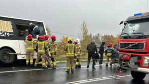 REGION: Wypadek autobusu i osobówki pod Barczewem. Długa akcja strażaków 17 Wypadek Autobusu I Osobówki Pod Barczewem. Długa Akcja Strażaków