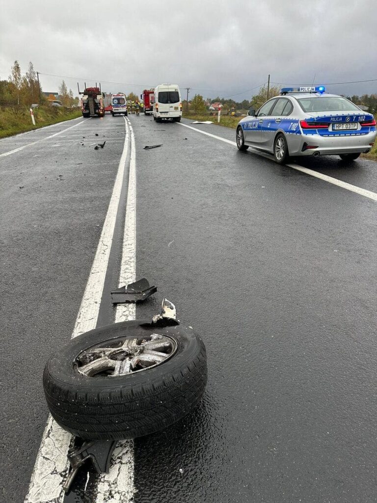 REGION: Wypadek autobusu i osobówki pod Barczewem. Długa akcja strażaków 18 Wypadek Autobusu I Osobówki Pod Barczewem. Długa Akcja Strażaków