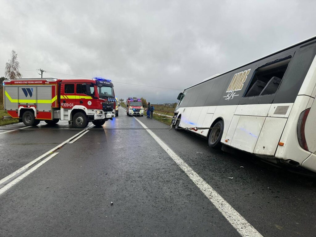 REGION: Wypadek autobusu i osobówki pod Barczewem. Długa akcja strażaków 20 Wypadek Autobusu I Osobówki Pod Barczewem. Długa Akcja Strażaków