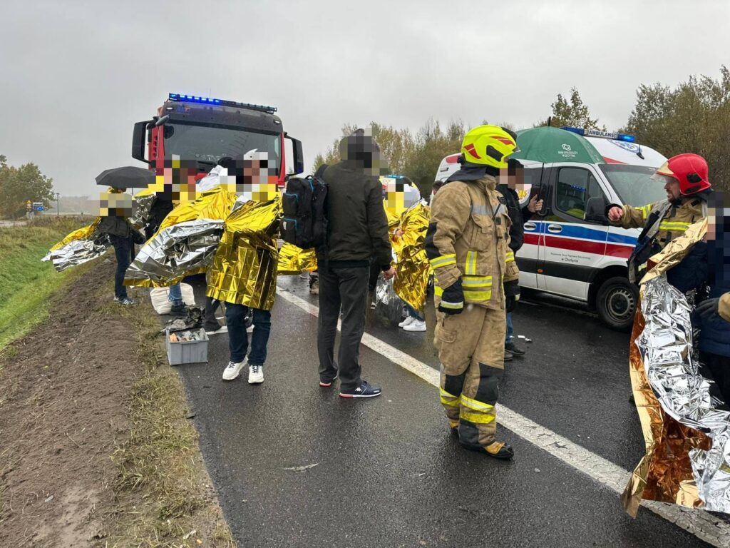 REGION: Wypadek autobusu i osobówki pod Barczewem. Długa akcja strażaków 22 Wypadek Autobusu I Osobówki Pod Barczewem. Długa Akcja Strażaków
