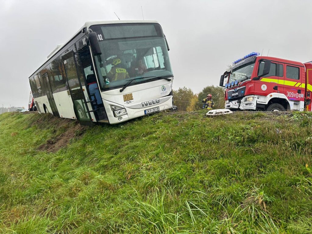 REGION: Wypadek autobusu i osobówki pod Barczewem. Długa akcja strażaków 9 Wypadek Autobusu I Osobówki Pod Barczewem. Długa Akcja Strażaków