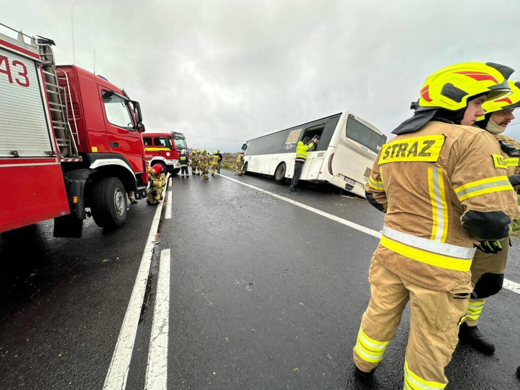 REGION: Wypadek autobusu i osobówki pod Barczewem. Długa akcja strażaków 6 Wypadek Autobusu I Osobówki Pod Barczewem. Długa Akcja Strażaków