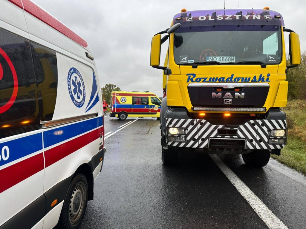 REGION: Wypadek autobusu i osobówki pod Barczewem. Długa akcja strażaków 15 Wypadek Autobusu I Osobówki Pod Barczewem. Długa Akcja Strażaków