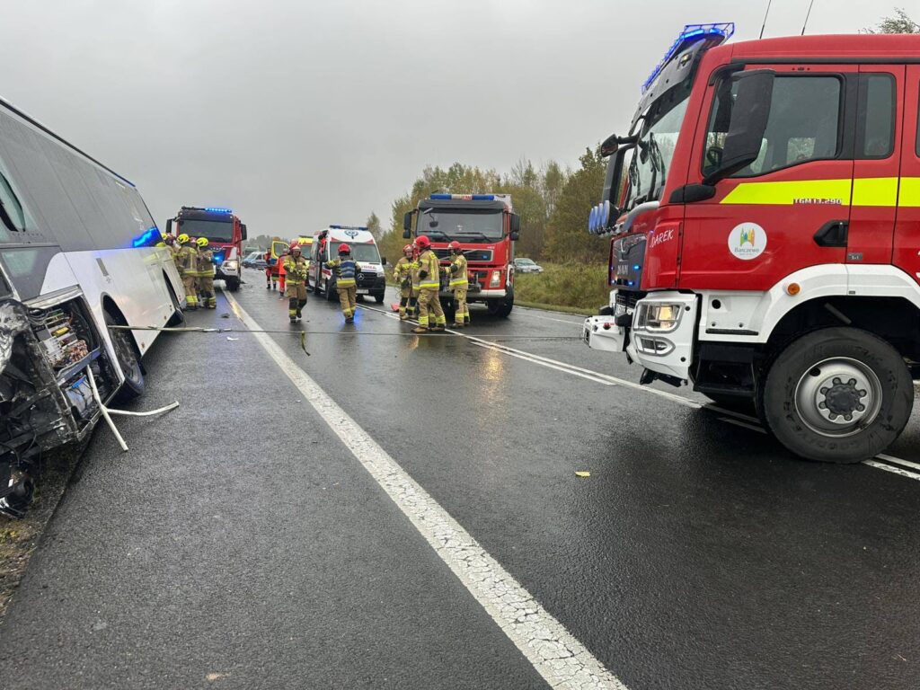 REGION: Wypadek autobusu i osobówki pod Barczewem. Długa akcja strażaków 16 Wypadek Autobusu I Osobówki Pod Barczewem. Długa Akcja Strażaków