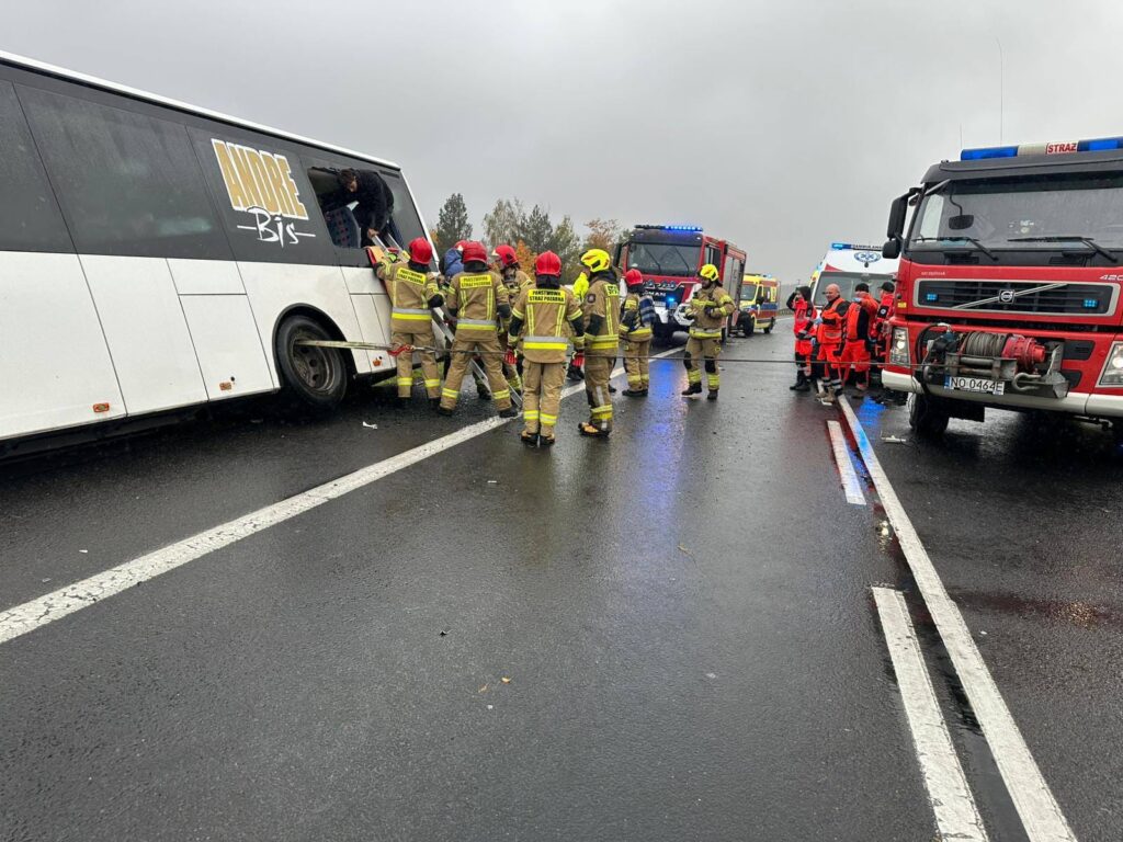 REGION: Wypadek autobusu i osobówki pod Barczewem. Długa akcja strażaków 17 Wypadek Autobusu I Osobówki Pod Barczewem. Długa Akcja Strażaków