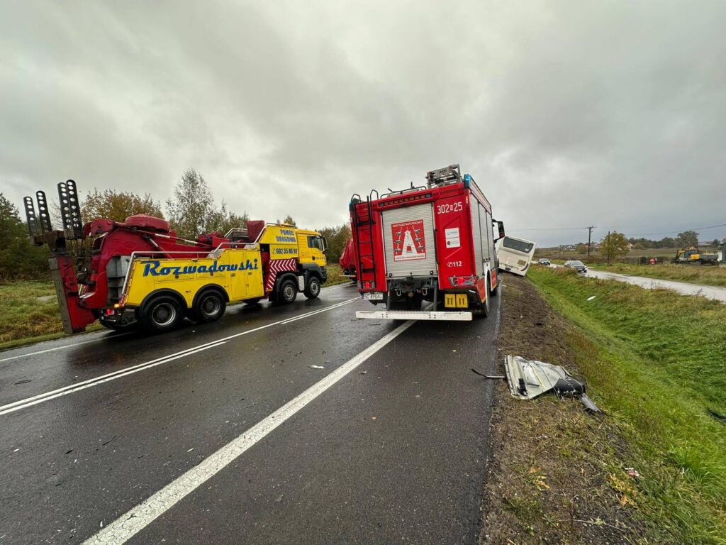 REGION: Wypadek autobusu i osobówki pod Barczewem. Długa akcja strażaków 11 Wypadek Autobusu I Osobówki Pod Barczewem. Długa Akcja Strażaków