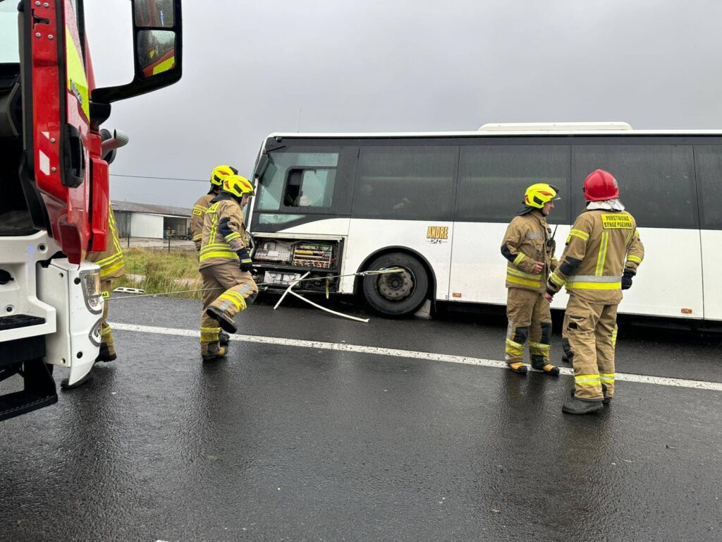 REGION: Wypadek autobusu i osobówki pod Barczewem. Długa akcja strażaków 21 Wypadek Autobusu I Osobówki Pod Barczewem. Długa Akcja Strażaków