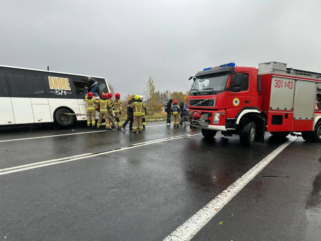 REGION: Wypadek autobusu i osobówki pod Barczewem. Długa akcja strażaków 13 Wypadek Autobusu I Osobówki Pod Barczewem. Długa Akcja Strażaków
