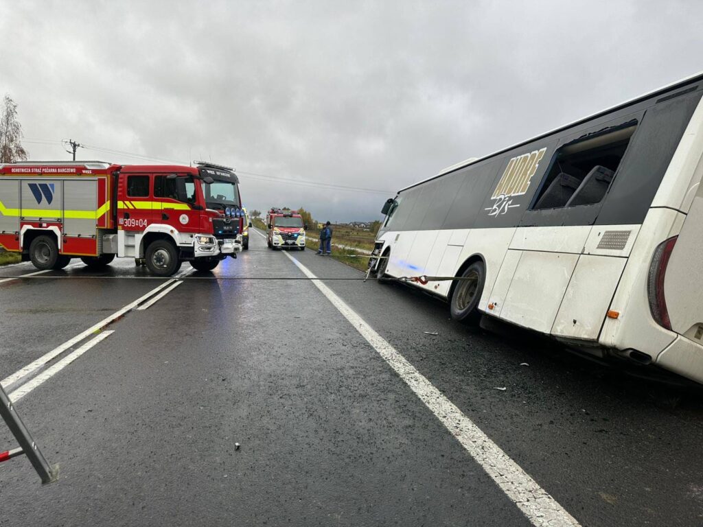 REGION: Wypadek autobusu i osobówki pod Barczewem. Długa akcja strażaków 3 Wypadek Autobusu I Osobówki Pod Barczewem. Długa Akcja Strażaków