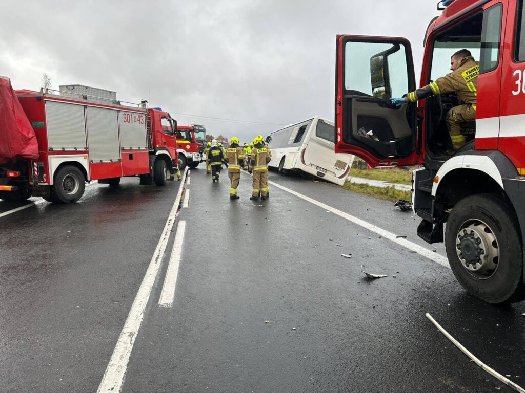 REGION: Wypadek autobusu i osobówki pod Barczewem. Długa akcja strażaków 8 Wypadek Autobusu I Osobówki Pod Barczewem. Długa Akcja Strażaków
