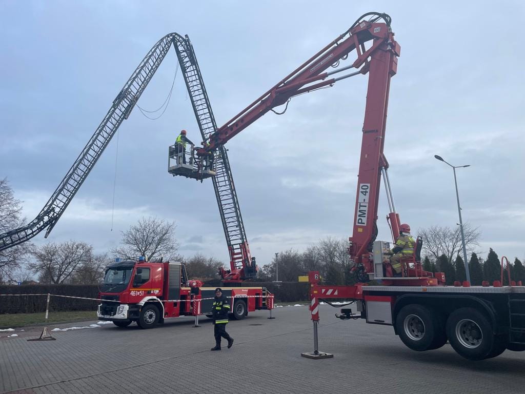 Drabina Rosenbauer nadal stoi w garażu. Strażacy z Ostródy czekają na wynik mediacji 3 Drabina Rosenbauer Nadal Stoi W Garażu. Strażacy Z Ostródy Czekają Na Wynik Mediacji