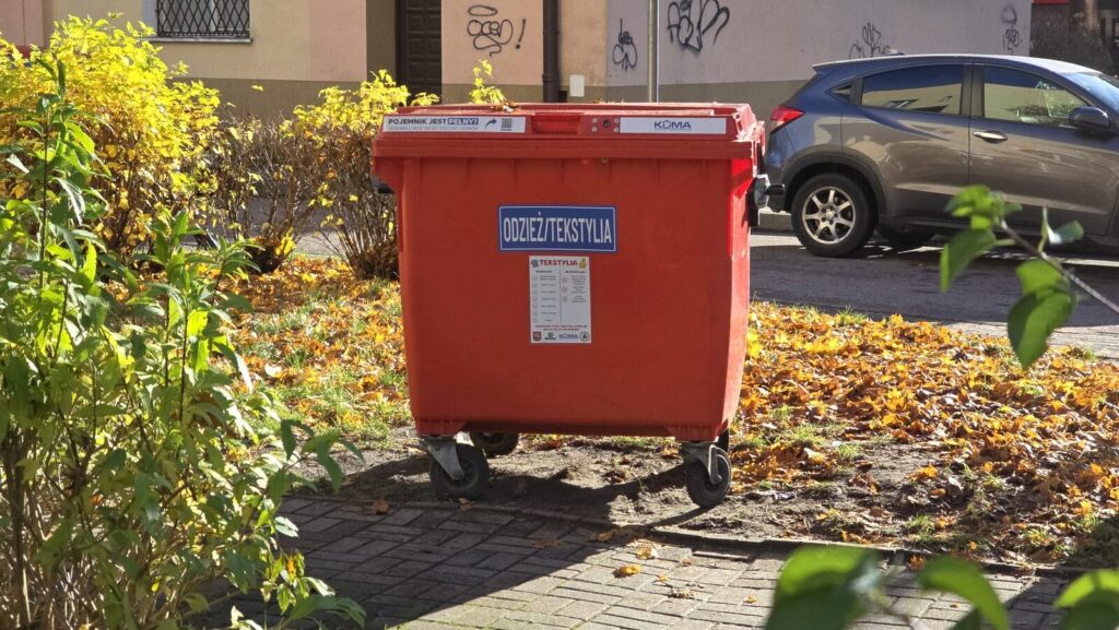 Nowe pojemniki na tekstylia w Ostródzie. Antracyt zastąpił czerwień 3 Nowe Pojemniki Na Tekstylia W Ostródzie. Antracyt Zastąpił Czerwień