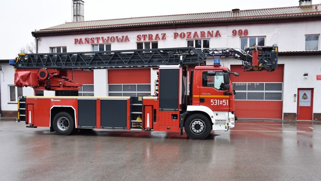 Drabina Rosenbauer nadal stoi w garażu. Strażacy z Ostródy czekają na wynik mediacji 15 Drabina Rosenbauer nadal stoi w garażu. Strażacy z Ostródy czekają na wynik mediacji