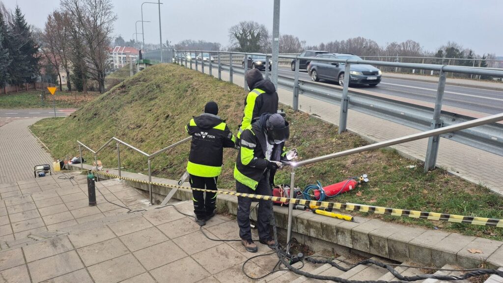 Starosta Wiczkowski dotrzymał słowa - jest barierka przy schodach na wiadukt! 4 Starosta Wiczkowski Dotrzymał Słowa - Jest Barierka Przy Schodach Na Wiadukt!