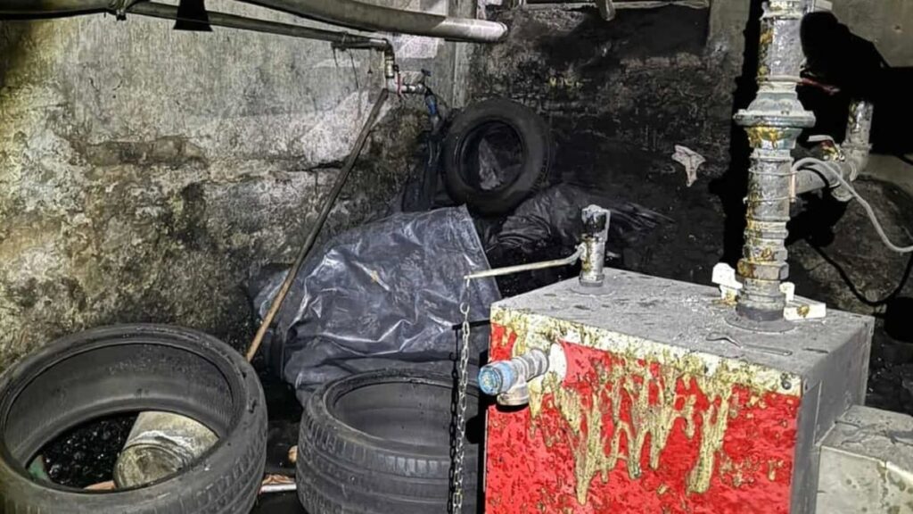 Bohaterscy policjanci uratowali mieszkańców płonącego budynku 15 Bohaterscy policjanci uratowali mieszkańców płonącego budynku.