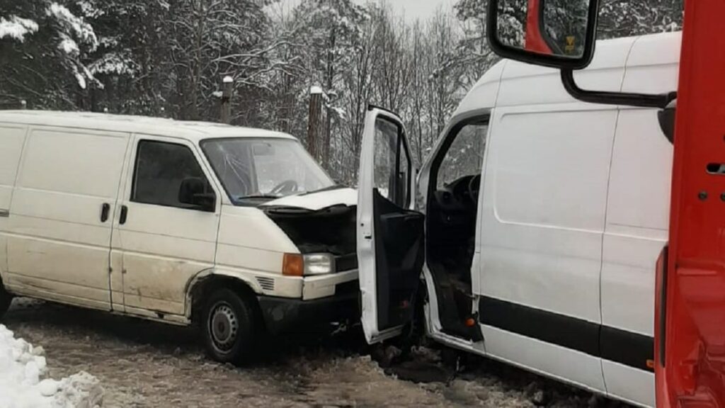 Wypadek w Ostródzie. Zderzenie dwóch busów na Osiedlowej 16 Wypadek w Ostródzie. Zderzenie dwóch busów na Osiedlowej