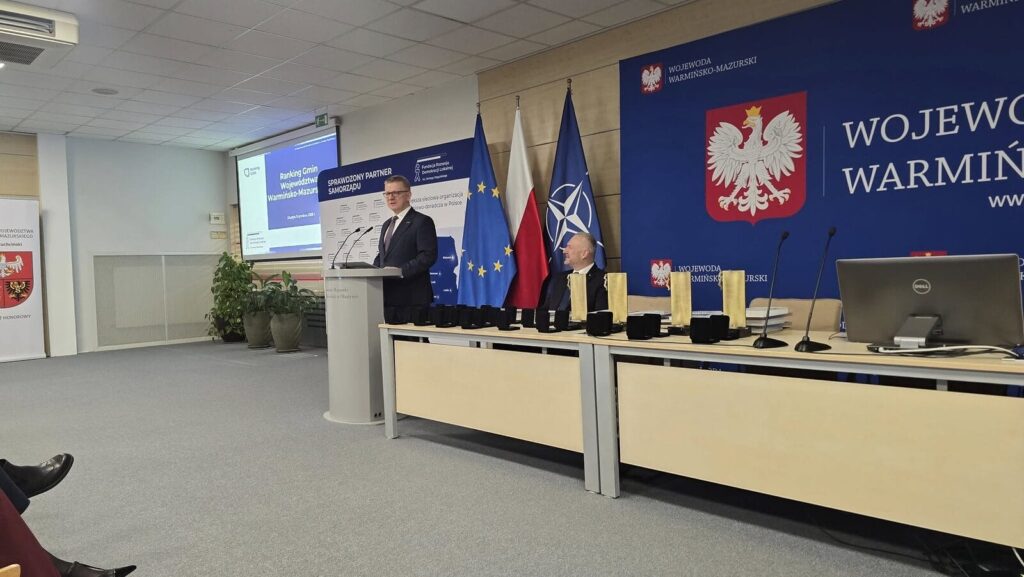 Wojewoda Radosław Król Podczas Przemówienia Otwierającego Galę Rankingu Gmin 2025. W Tle Widoczny Marszałek Województwa Marcin Kuchciński.