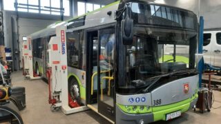 Zapasowy autobus dojechał do Ostródy. Prezes Wawrzyński uzupełnia flotę