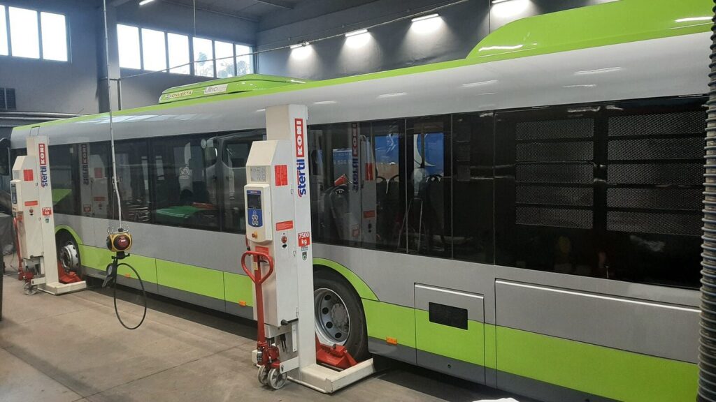 Zapasowy autobus dojechał do Ostródy. Prezes Wawrzyński uzupełnia flotę 2 Zapasowy Autobus Dojechał Do Ostródy. Prezes Wawrzyński Uzupełnia Flotę