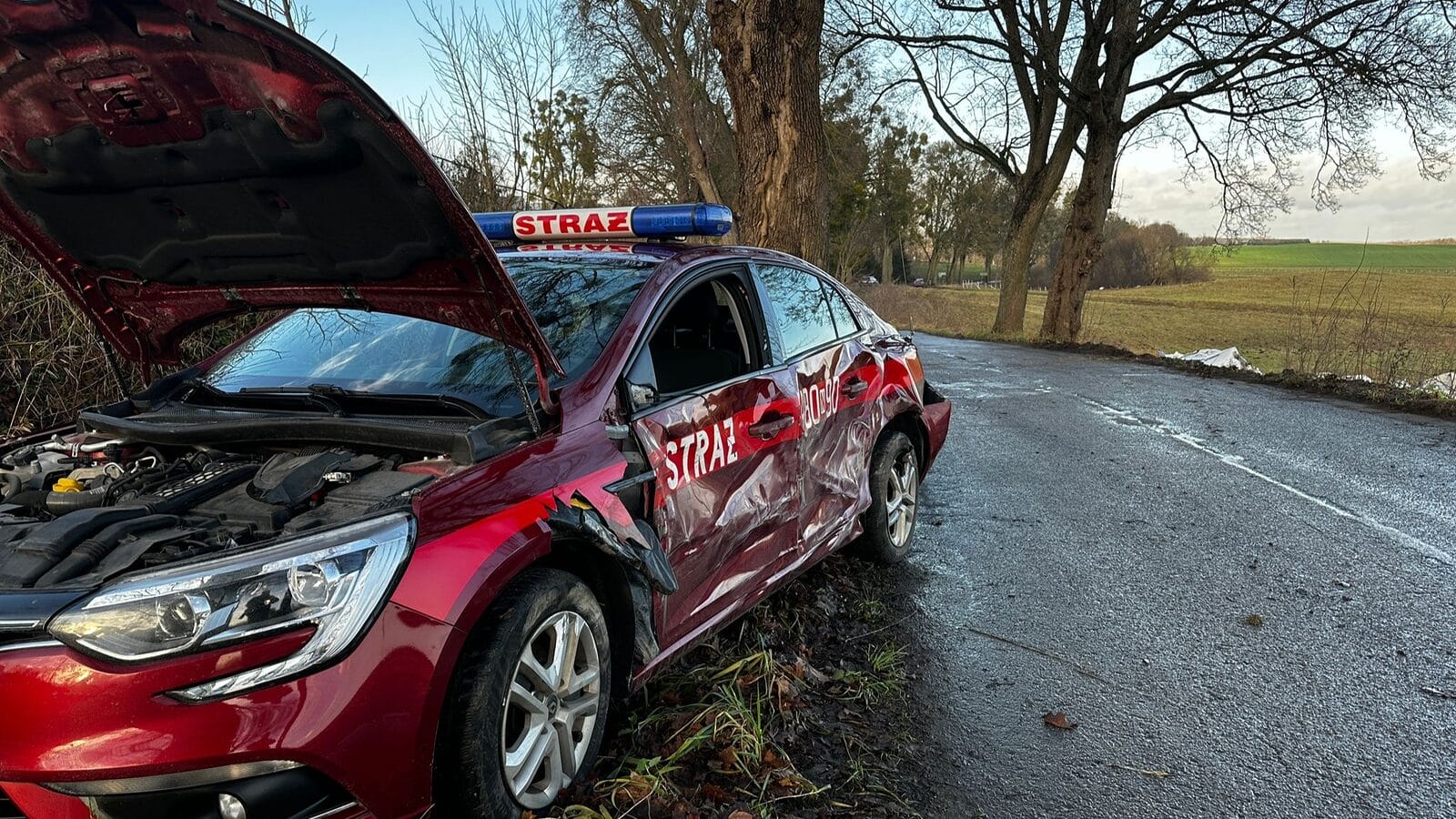 Wypadek w Zajączkowie. Zderzenie ciągnika z radiowozem strażackim! 1 Wypadek W Zajączkowie. Zderzenie Ciągnika Z Radiowozem Strażackim!