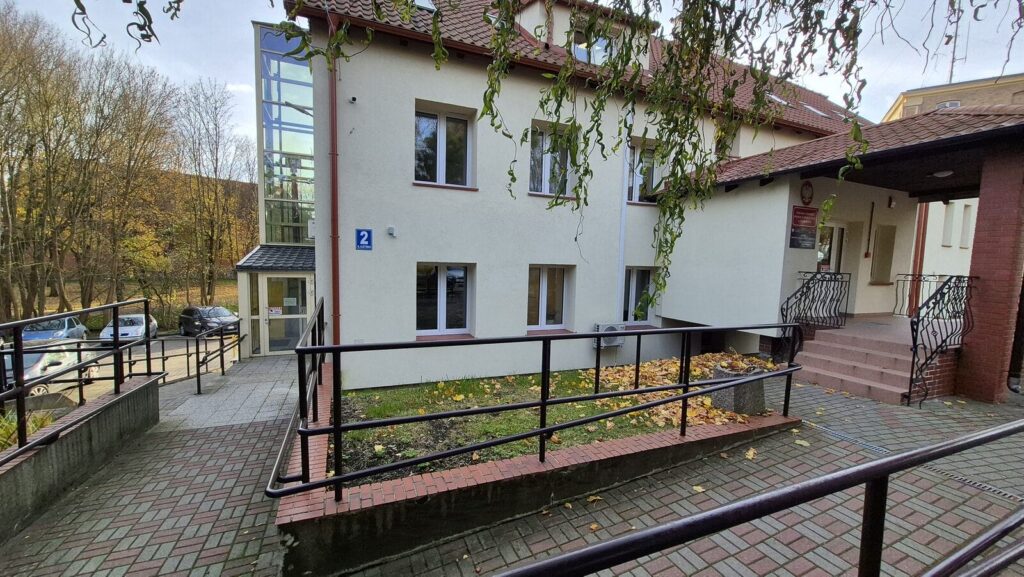 Lodówka Społeczna W Ostródzie Łapie Poślizg. Uruchomienie W 2026 Roku