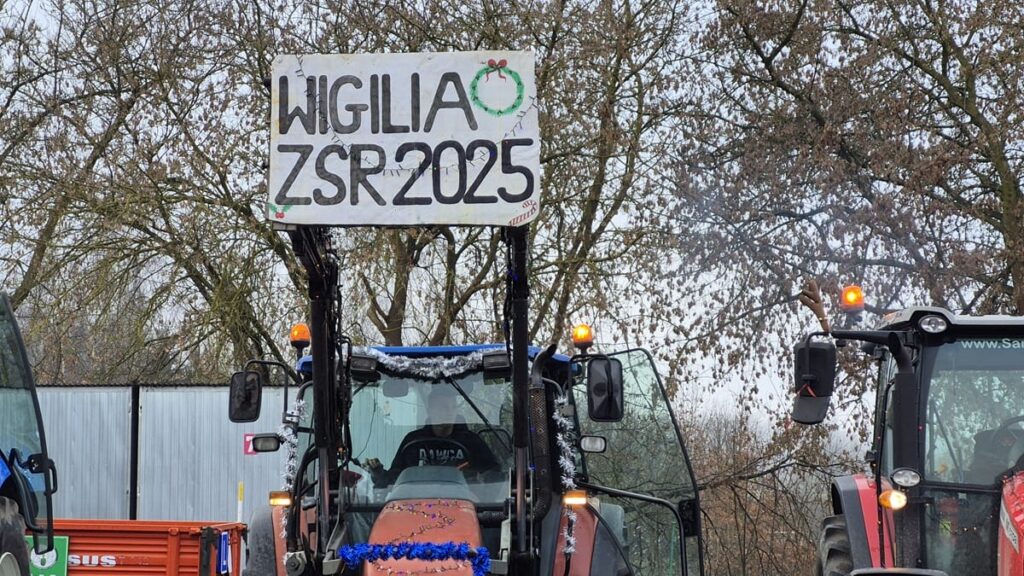 Wigilijna Tradycja - Uczniowie Rolnika Podjechali Pod Szkołę Ciągnikami!