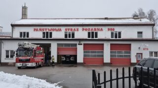 Czujka wykryła tlenek węgla w mieszkaniu w Ostródzie. Pomoc strażaków przyszła na czas