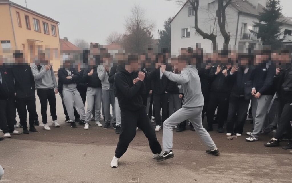Bójka pod ostródzkim ekonomikiem - rośnie agresja wśród młodzieży? 13 Solówka pod ostródzkim ekonomikiem