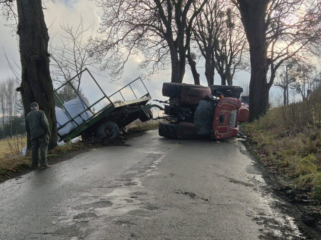 Wypadek w Zajączkowie. Zderzenie ciągnika z radiowozem strażackim! 7 Wypadek W Zajączkowie. Zderzenie Ciągnika Z Radiowozem Strażackim!