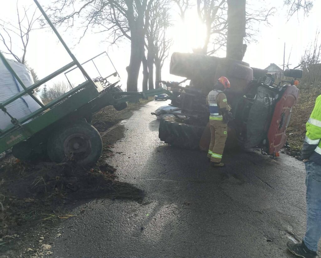 Wypadek w Zajączkowie. Zderzenie ciągnika z radiowozem strażackim! 6 Wypadek W Zajączkowie. Zderzenie Ciągnika Z Radiowozem Strażackim!
