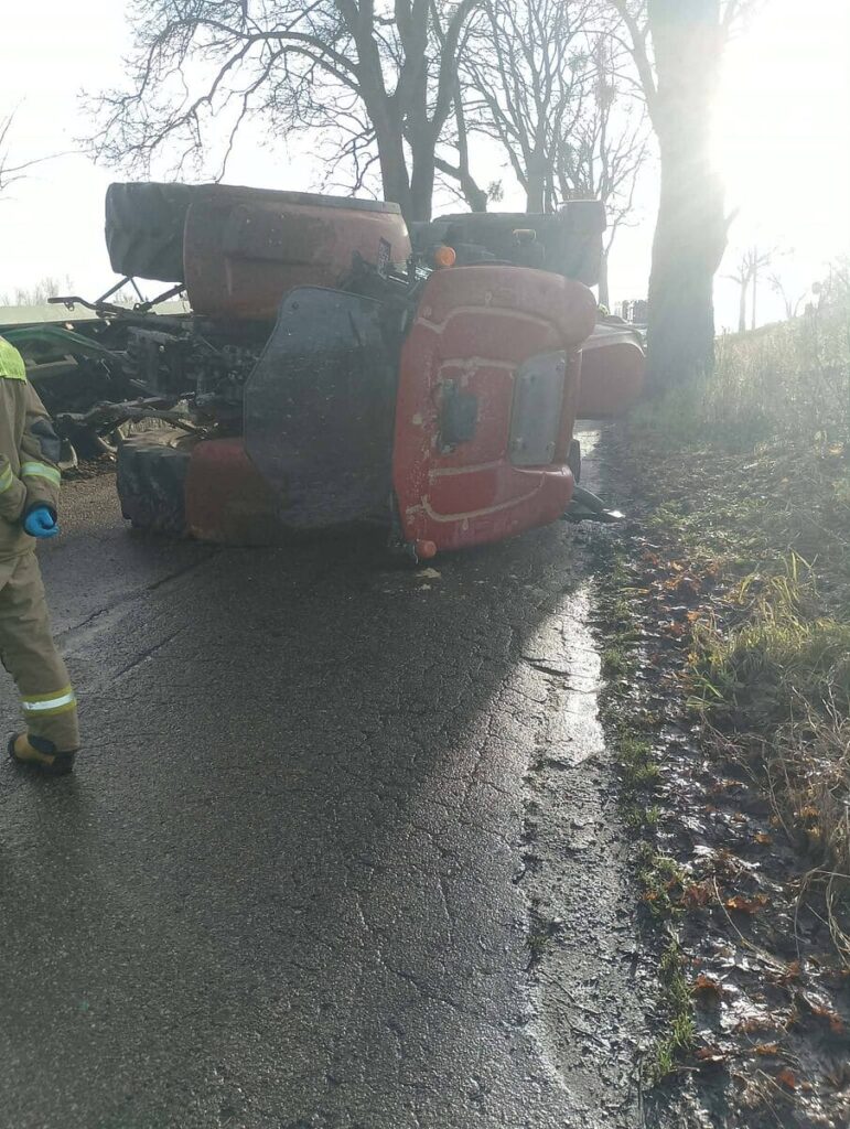 Wypadek w Zajączkowie. Zderzenie ciągnika z radiowozem strażackim! 8 Wypadek W Zajączkowie. Zderzenie Ciągnika Z Radiowozem Strażackim!
