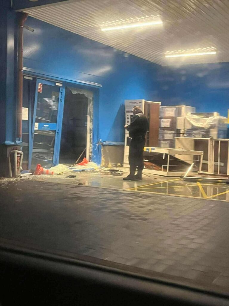 Driftujące BMW z BIG Ostróda do kupienia! 4 Drifter Wjechał W Castoramę. Policja Ukarała Młodego Kierowcę Bmw