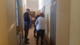 Policja i ślusarz na dworcu PKP Ostróda. Podróżna potrzebowała pomocy!