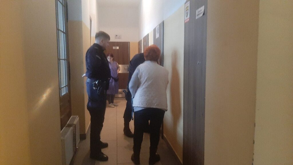 Policja i ślusarz na dworcu PKP Ostróda. Podróżna potrzebowała pomocy! 2 Policja I Ślusarz Na Dworcu Pkp Ostróda. Podróżna Potrzebowała Pomocy!