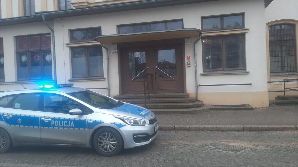 Policja i ślusarz na dworcu PKP Ostróda. Podróżna potrzebowała pomocy! 3 Policja I Ślusarz Na Dworcu Pkp Ostróda. Podróżna Potrzebowała Pomocy!