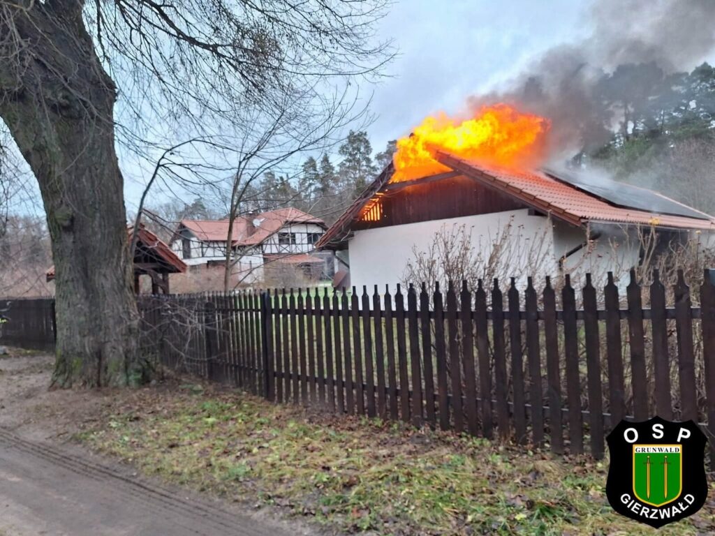 Pożar garażu w Pacółtowie - strażacy gasili na dwa podejścia 2 Pożar Garażu W Pacułtowie - Strażacy Gasili Na Dwa Podejścia