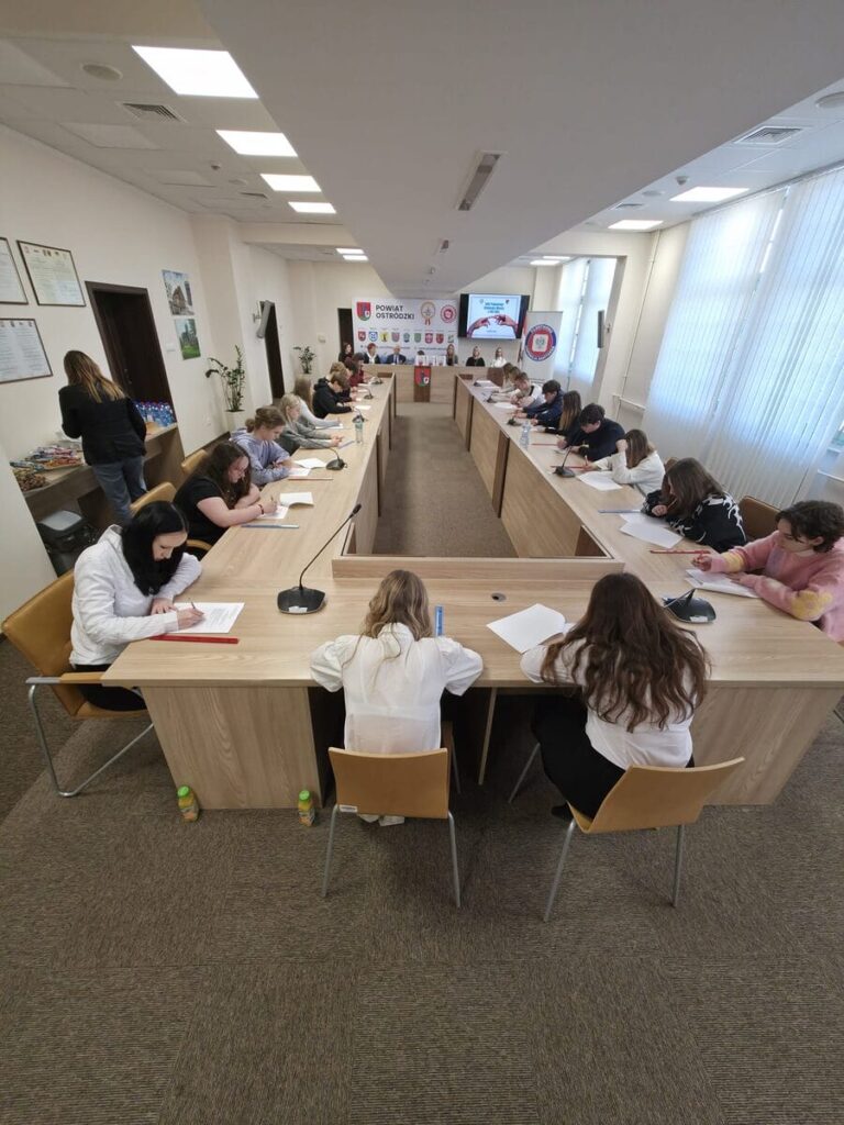 23. Powiatowa Olimpiada Wiedzy o HIV i AIDS 9 Dziś (02.12) Odbyła Się Kolejna, Już Xxiii Edycja Powiatowej Olimpiady Wiedzy O Hiv I Aids Dla Uczniów Szkół Ponadpodstawowych W Ramach Obchodów Światowego Dnia Aids. Organizatorem Wydarzenia Była Powiatowa Stacja Sanitarno-Epidemiologiczna W Ostródzie Pod Honorowym Patronatem Andrzeja Wiczkowskiego, Starosty Ostródzkiego.