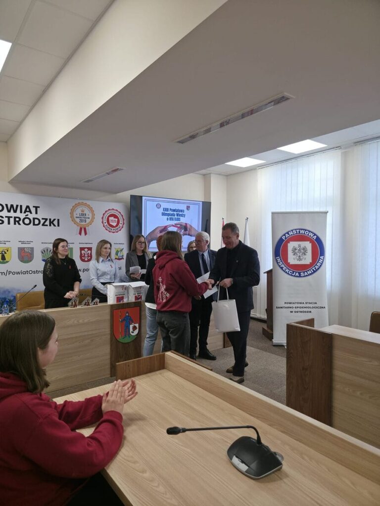 23. Powiatowa Olimpiada Wiedzy o HIV i AIDS 8 Dziś (02.12) Odbyła Się Kolejna, Już Xxiii Edycja Powiatowej Olimpiady Wiedzy O Hiv I Aids Dla Uczniów Szkół Ponadpodstawowych W Ramach Obchodów Światowego Dnia Aids. Organizatorem Wydarzenia Była Powiatowa Stacja Sanitarno-Epidemiologiczna W Ostródzie Pod Honorowym Patronatem Andrzeja Wiczkowskiego, Starosty Ostródzkiego.