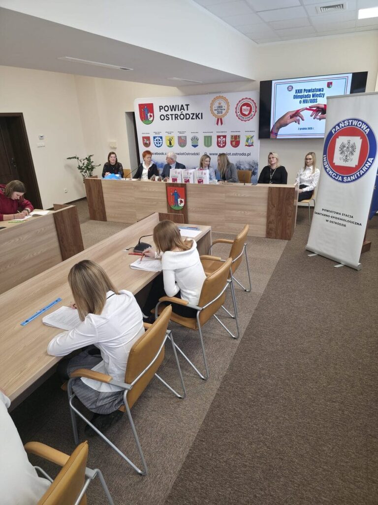 23. Powiatowa Olimpiada Wiedzy o HIV i AIDS 6 Dziś (02.12) Odbyła Się Kolejna, Już Xxiii Edycja Powiatowej Olimpiady Wiedzy O Hiv I Aids Dla Uczniów Szkół Ponadpodstawowych W Ramach Obchodów Światowego Dnia Aids. Organizatorem Wydarzenia Była Powiatowa Stacja Sanitarno-Epidemiologiczna W Ostródzie Pod Honorowym Patronatem Andrzeja Wiczkowskiego, Starosty Ostródzkiego.