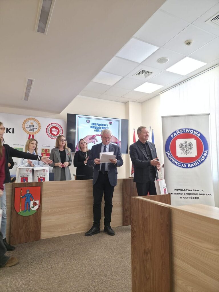 23. Powiatowa Olimpiada Wiedzy o HIV i AIDS 5 Dziś (02.12) Odbyła Się Kolejna, Już Xxiii Edycja Powiatowej Olimpiady Wiedzy O Hiv I Aids Dla Uczniów Szkół Ponadpodstawowych W Ramach Obchodów Światowego Dnia Aids. Organizatorem Wydarzenia Była Powiatowa Stacja Sanitarno-Epidemiologiczna W Ostródzie Pod Honorowym Patronatem Andrzeja Wiczkowskiego, Starosty Ostródzkiego.