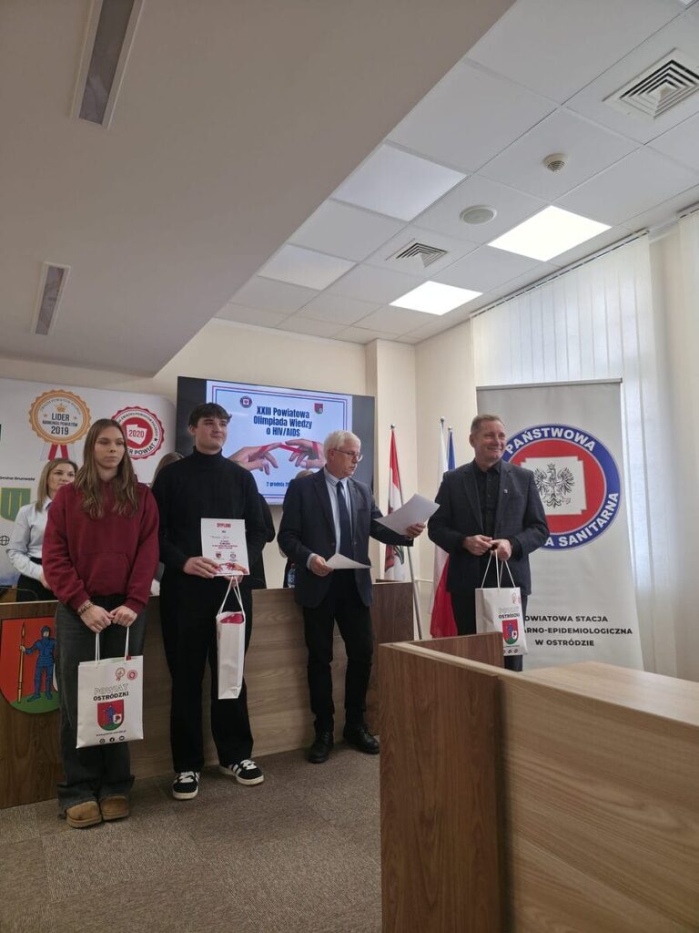 23. Powiatowa Olimpiada Wiedzy o HIV i AIDS 4 Dziś (02.12) Odbyła Się Kolejna, Już Xxiii Edycja Powiatowej Olimpiady Wiedzy O Hiv I Aids Dla Uczniów Szkół Ponadpodstawowych W Ramach Obchodów Światowego Dnia Aids. Organizatorem Wydarzenia Była Powiatowa Stacja Sanitarno-Epidemiologiczna W Ostródzie Pod Honorowym Patronatem Andrzeja Wiczkowskiego, Starosty Ostródzkiego.