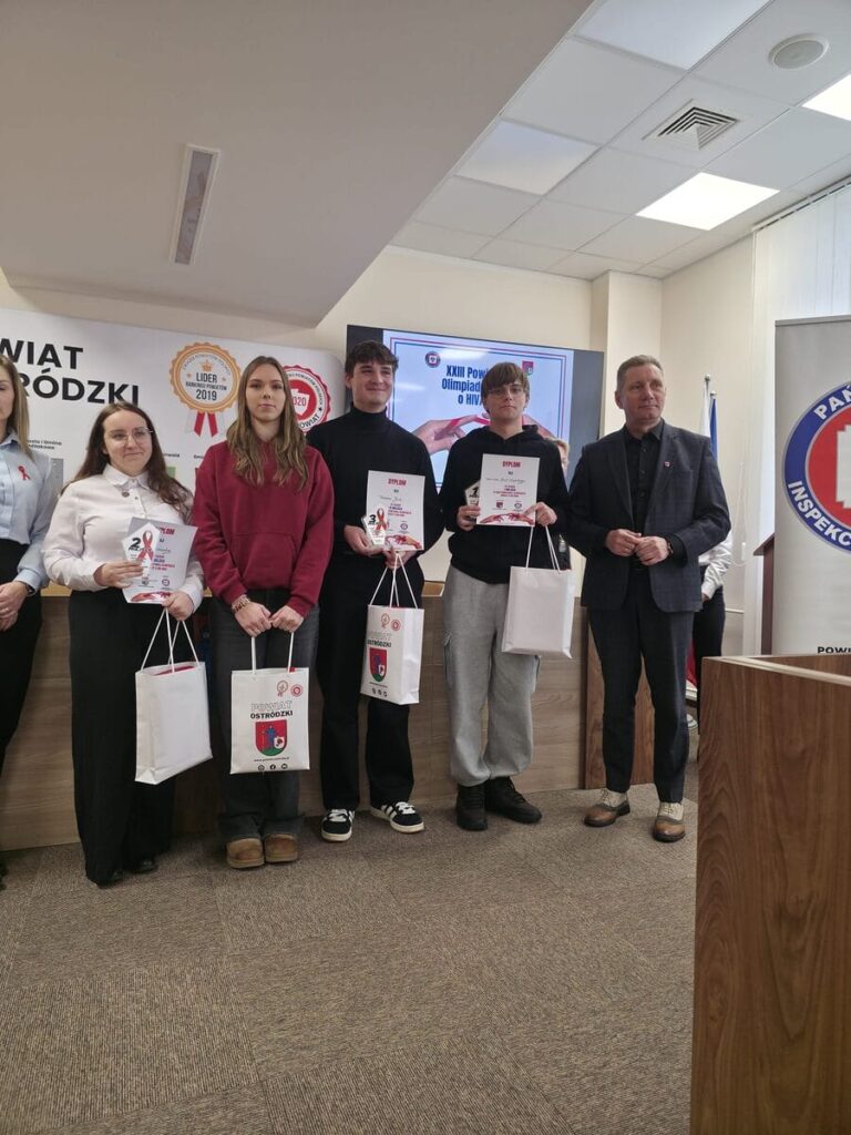 23. Powiatowa Olimpiada Wiedzy o HIV i AIDS 2 Dziś (02.12) Odbyła Się Kolejna, Już Xxiii Edycja Powiatowej Olimpiady Wiedzy O Hiv I Aids Dla Uczniów Szkół Ponadpodstawowych W Ramach Obchodów Światowego Dnia Aids. Organizatorem Wydarzenia Była Powiatowa Stacja Sanitarno-Epidemiologiczna W Ostródzie Pod Honorowym Patronatem Andrzeja Wiczkowskiego, Starosty Ostródzkiego.