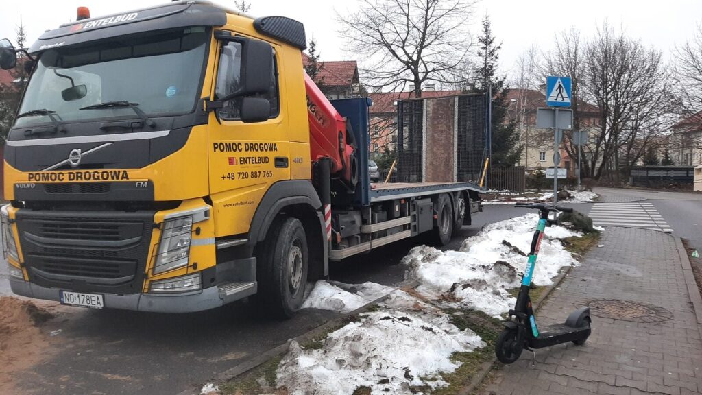 Koniec hulajnóg elektrycznych w Ostródzie. Firma Dott zabrała urządzenia 16 Koniec hulajnóg elektrycznych w Ostródzie. Firma Dott zabrała urządzenia