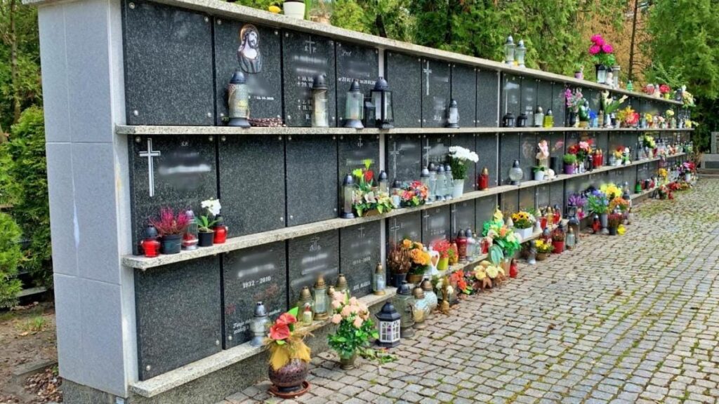 Kolumbaria w Ostródzie bez półek na znicze i kwiaty - prezes MABK tłumaczy 3 Kolumbaria W Ostródzie Bez Półek Na Znicze I Kwiaty - Prezes Mabk Tłumaczy