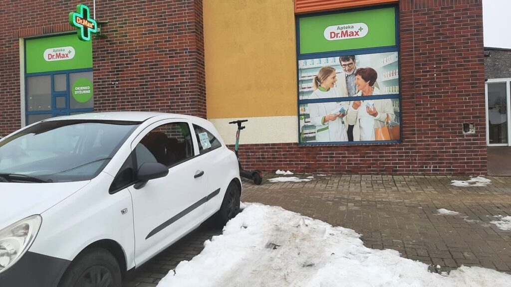 Parking przy przychodni w Ostródzie zamienia się w komis? Pacjenci mają dość 2 Komis Parking Free 1