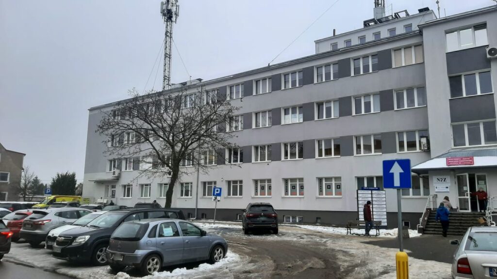 Parking przy przychodni w Ostródzie zamienia się w komis? Pacjenci mają dość 3 Parking